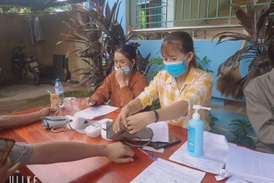 tập thể trường mẫu giáo Bình Minh hỗ trợ tiêm vacxin -covid -19 tại trạm y tế xã .